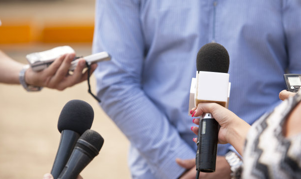 “人教社:《背影》被刪為誤傳 不會因違反交規刪除” “人教社:《背影》被刪為誤傳 不會因違反交規刪除”