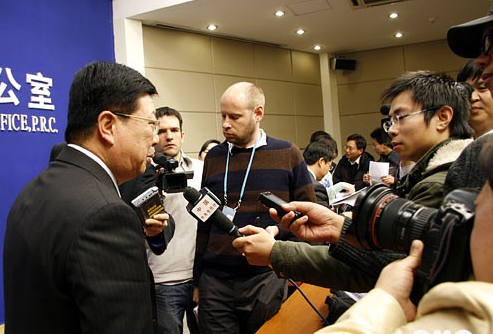 “中國(guó)的國(guó)民素質(zhì)、道德水平究竟怎么？ 評(píng)騰訊謠言文案”